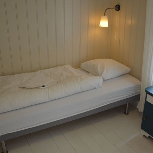 Lyst soverom med enkeltseng