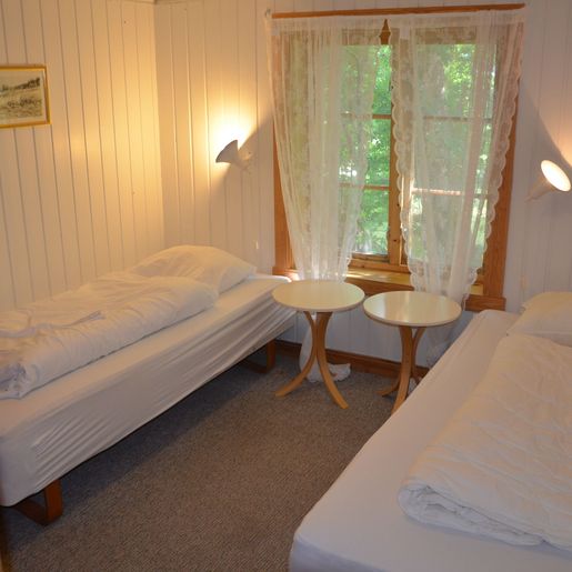 Soverom med to enkeltsenger i Midtstua leilighet