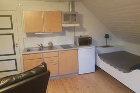 Kjøkkenkrok og sovelass i Flærøya leilighet