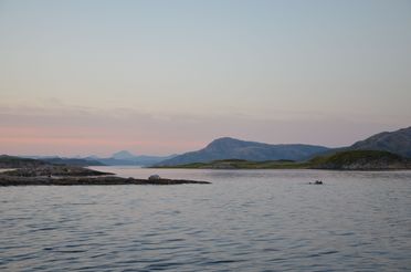 Fjell og skjærgård i skumring