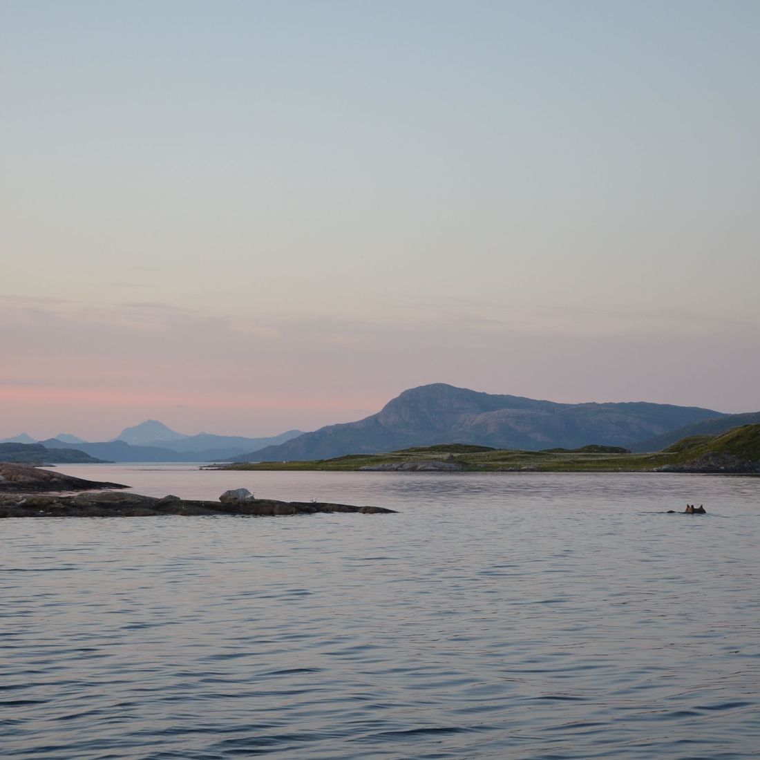 Fjell og skjærgård i skumring