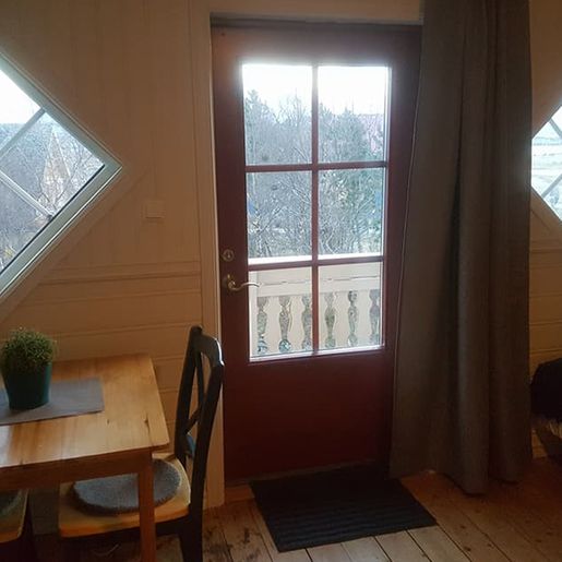Inngangsdør i Haugøya leilighet